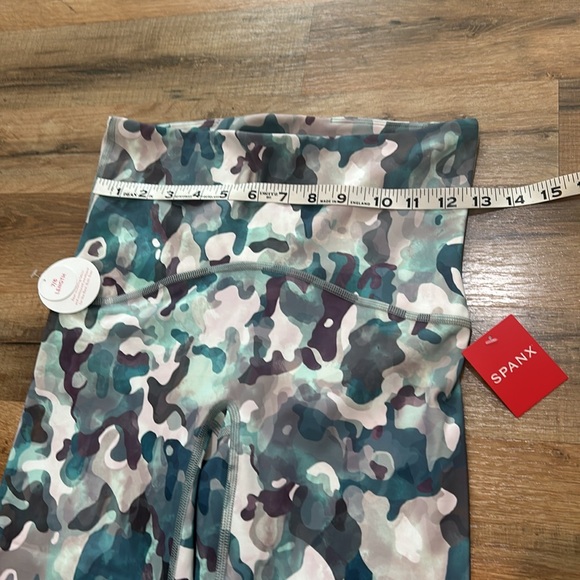 SPANX BOTTY BOOST ACTIVE 7/8 LEGGINGS WOMEN Sz MD CAMOUFLAGE NEW - Picture 9 of 12